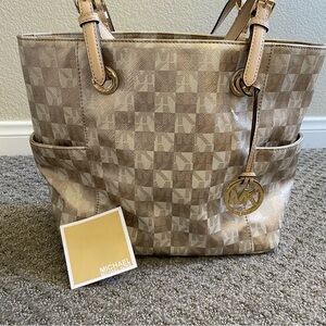 Michael Kors Jet Set Signature Tote
Shoulder Bag Purse